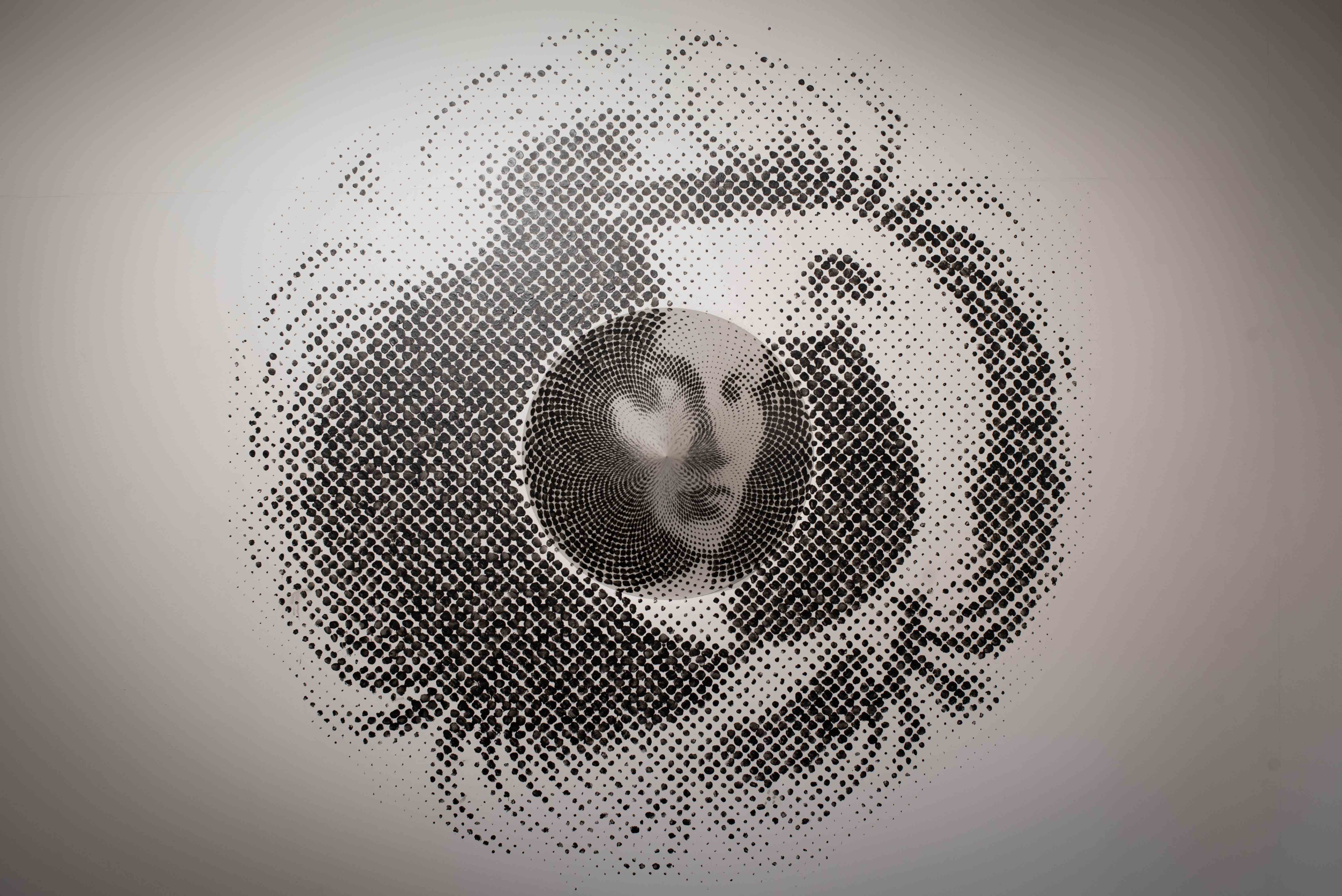 Oeuvre de Marc Didou où apparaît le visage d'une femme au centre d'un cercle de petits points noirs.