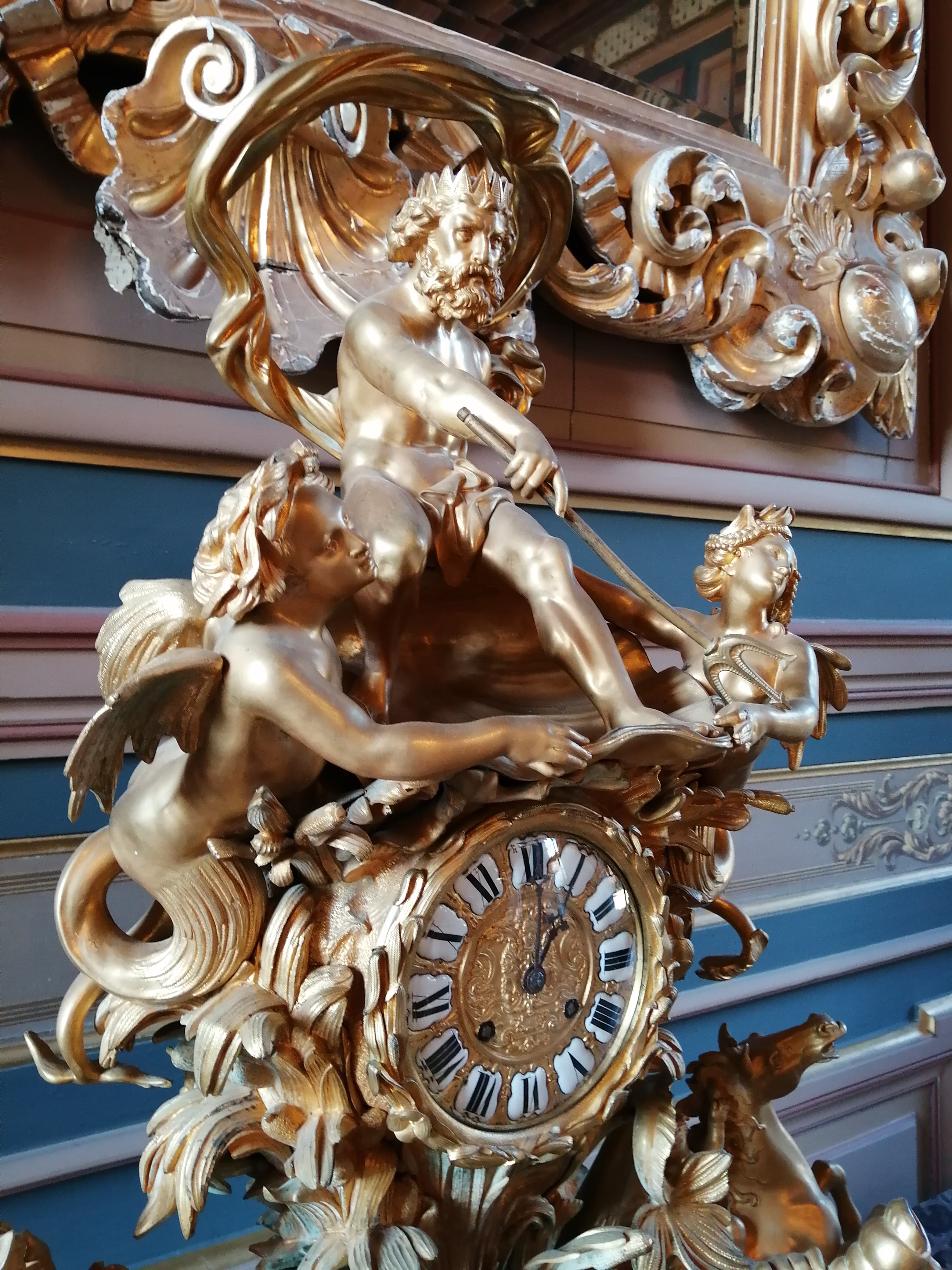 Vue détaillée de l'horloge de Neptune du grand salon du château.