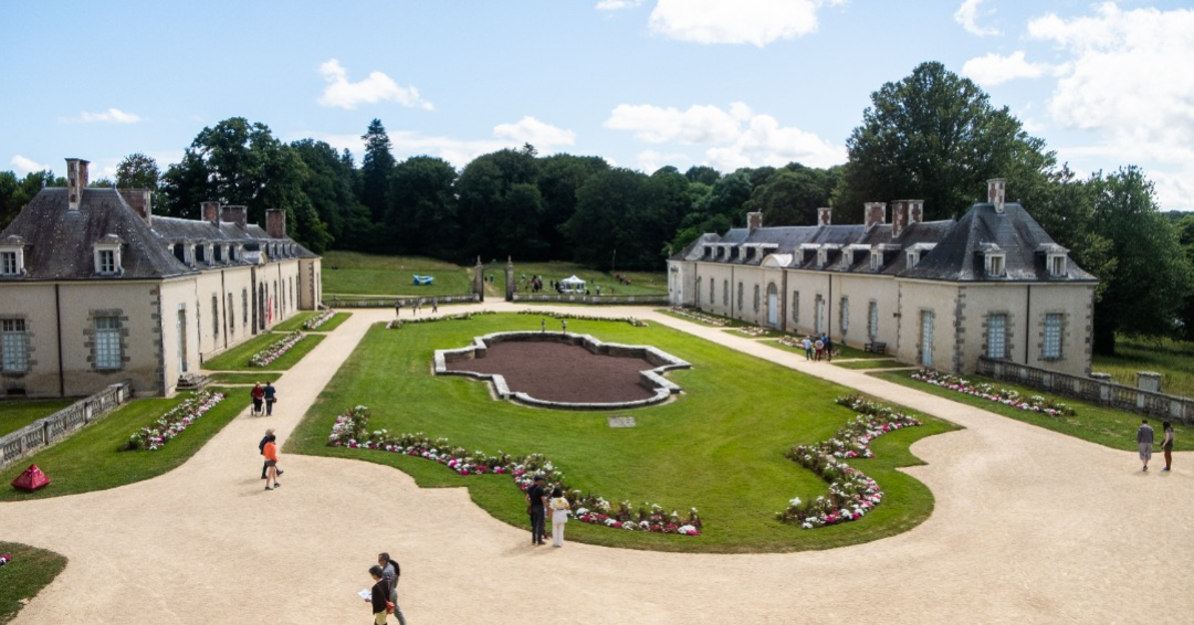 Vue d'ensemble de la cour d'honneur refleurie du 1er étage du château