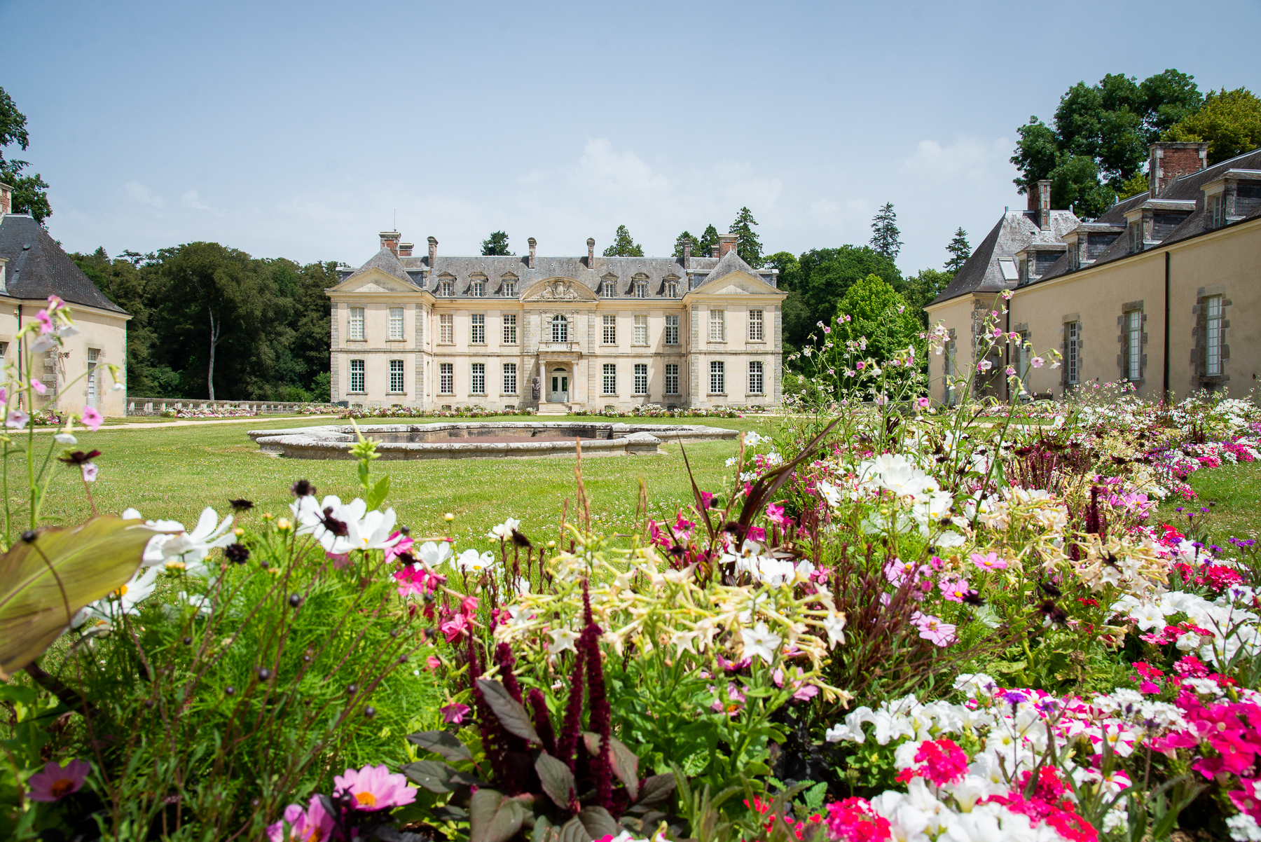 vue fleurie du château depuis la cour d'honneur