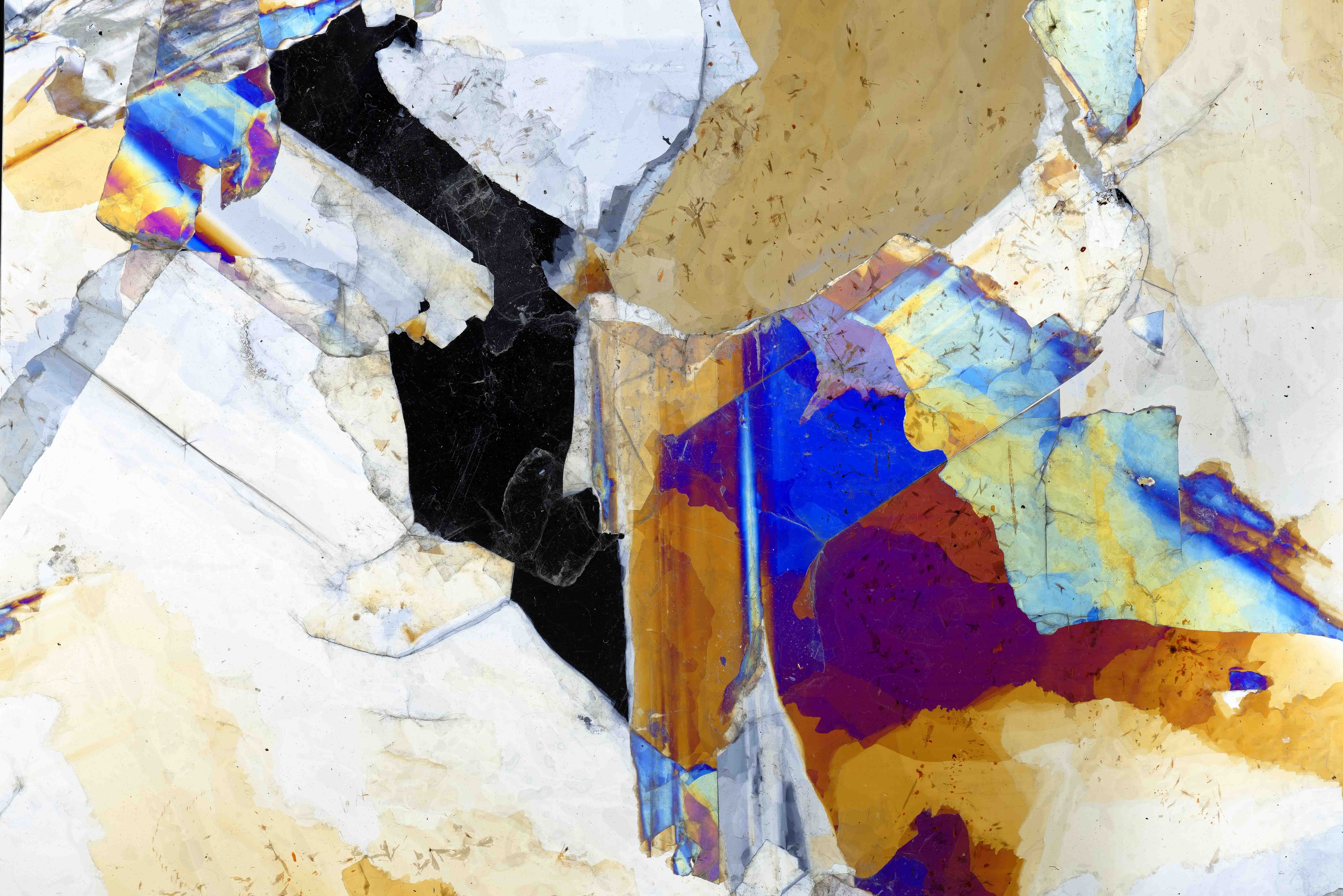 Détail d'une oeuvre de Léa Barbazanges faisant apparaître des cristaux en gros plan de couleurs différentes (bleu, marron, noir, jaune...)