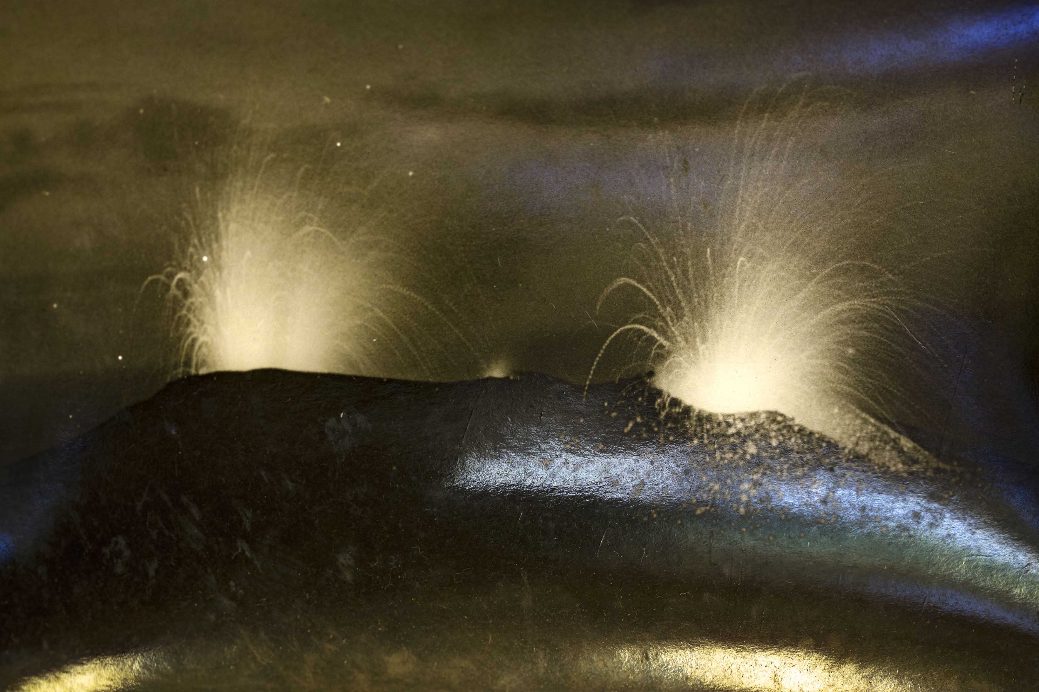 Photographie d'artiste montrant deux gerbes de feu faisant penser à deux volcans.