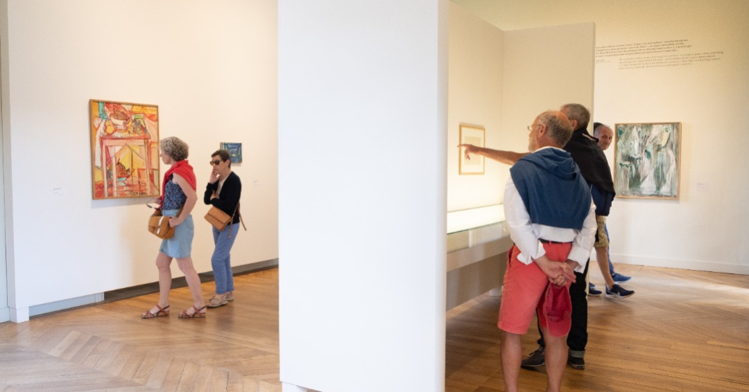 photo d'une salle d'exposition avec du public, présentant des œuvres de Tal Coat