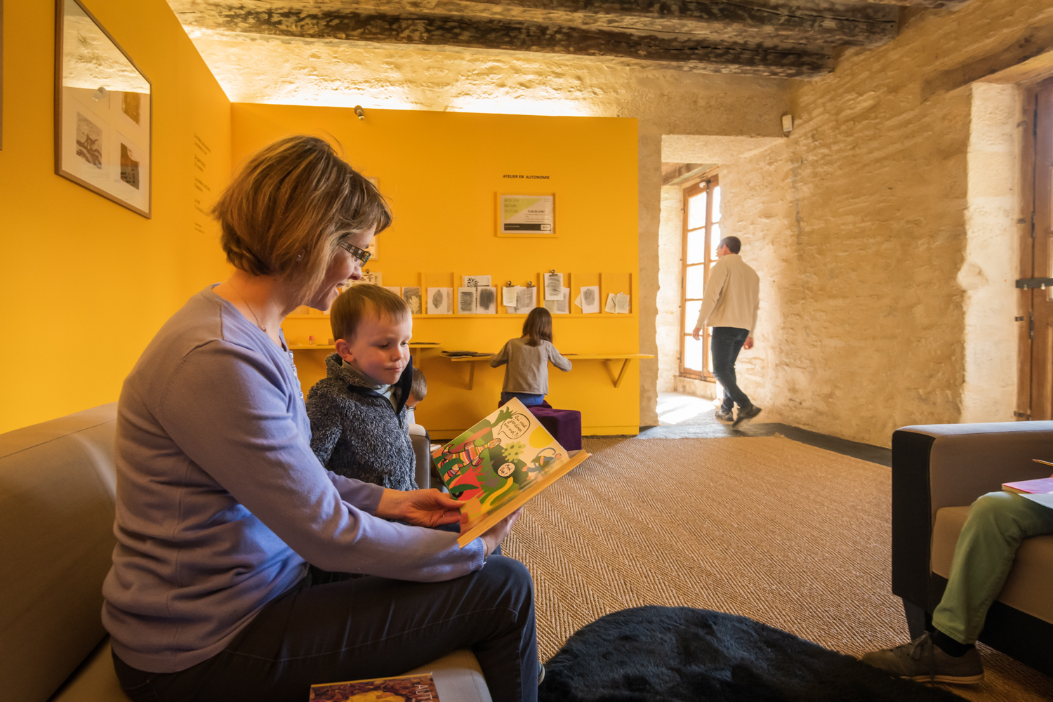 Famille profitant des activités disponibles dans l'atelier-galerie des enfants.