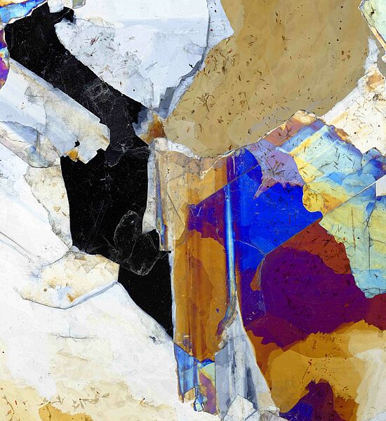 Résidence d'artiste Léa Barbazanges à Monbazillac Détail d'une oeuvre de Léa Barbazanges faisant apparaître des cristaux en gros plan de couleurs différentes (bleu, marron, noir, jaune...)