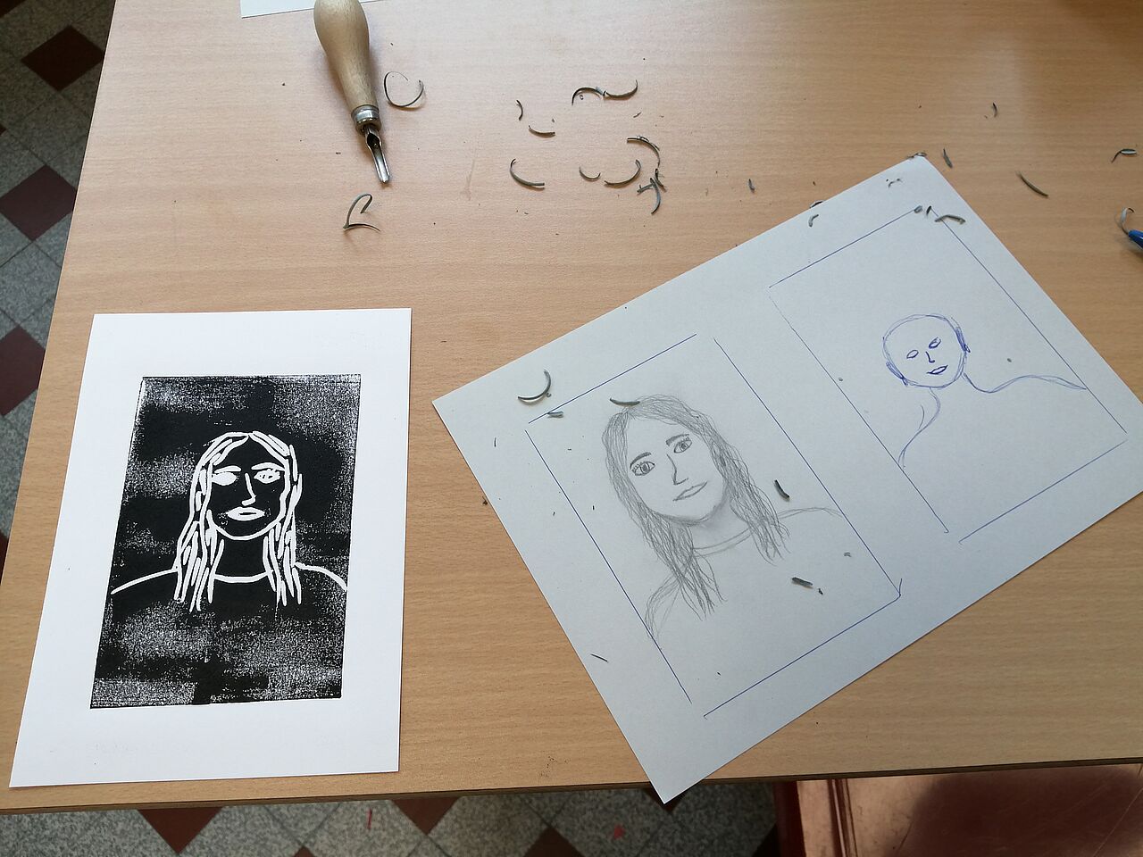 Impression en noir de l'autoportait réalisé par un élève, à côté de son dessin préparatoire.
