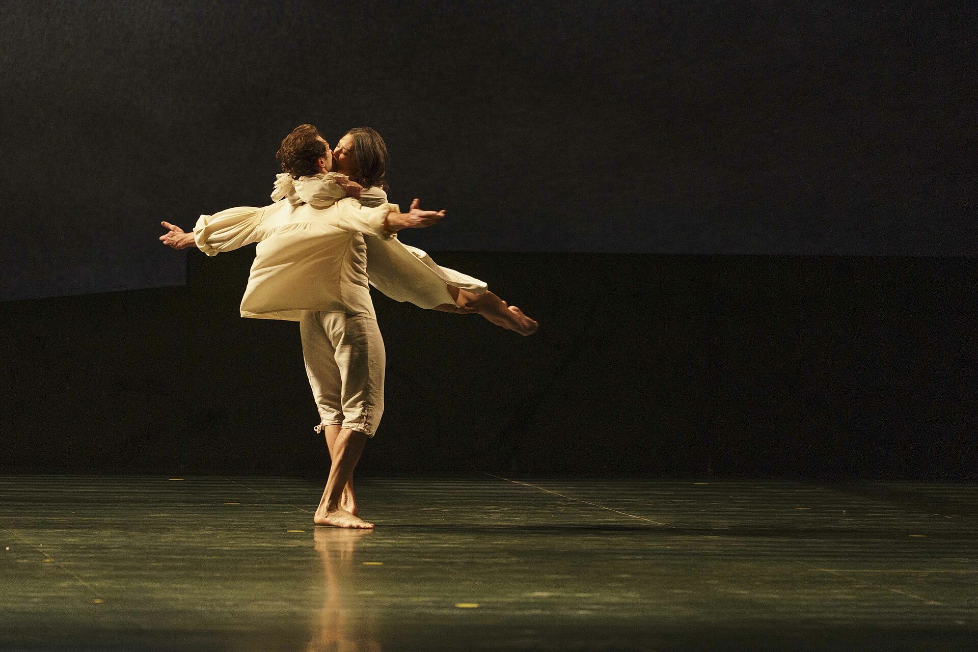Photo d'un couple de danseurs Alice Renavand et Mathieu Ganio.