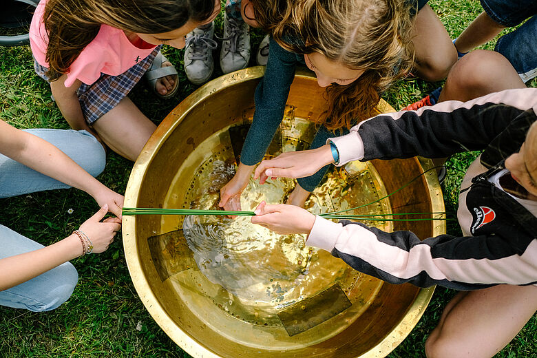 chaudron d'un chaudron sonore, une bassine en cuivre avec des enfants qui tirent un jonc ce qui produit un son