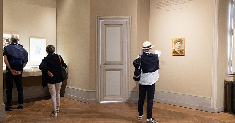 Photo d'une salle d'exposition de l'espace Tal Coat avec du public