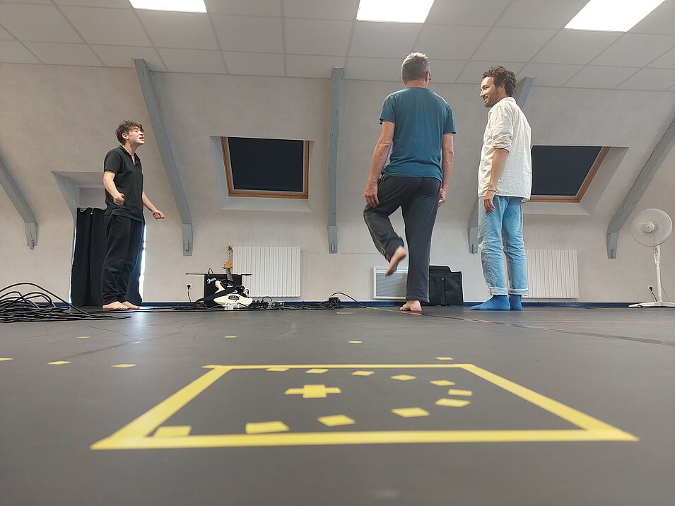 photo de répétition de Sylvain Prunenec, Ryan Kernoa et Angèle Prunenec. On voit les3 artistes danser