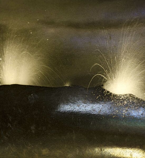 Photographie d'artiste montrant deux gerbes de feu faisant penser à deux volcans.