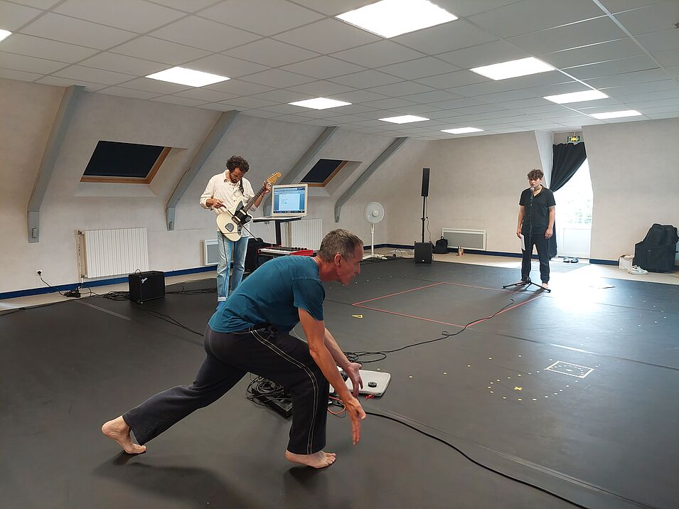 photo de répétition de Sylvain Prunenec, Ryan Kernoa et Angèle Prunenec. On voit les 3 artistes danser