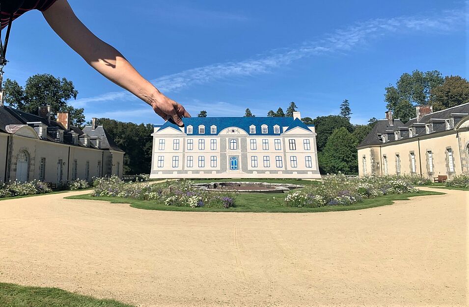 maquette de la façade du château mis en scène dans la cour d'honneur