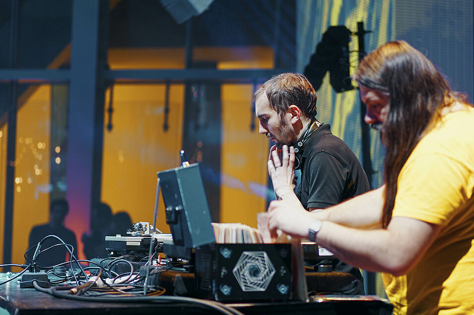 Photo des deux DJ Sylvain Quément et Yassine de Vos au travail