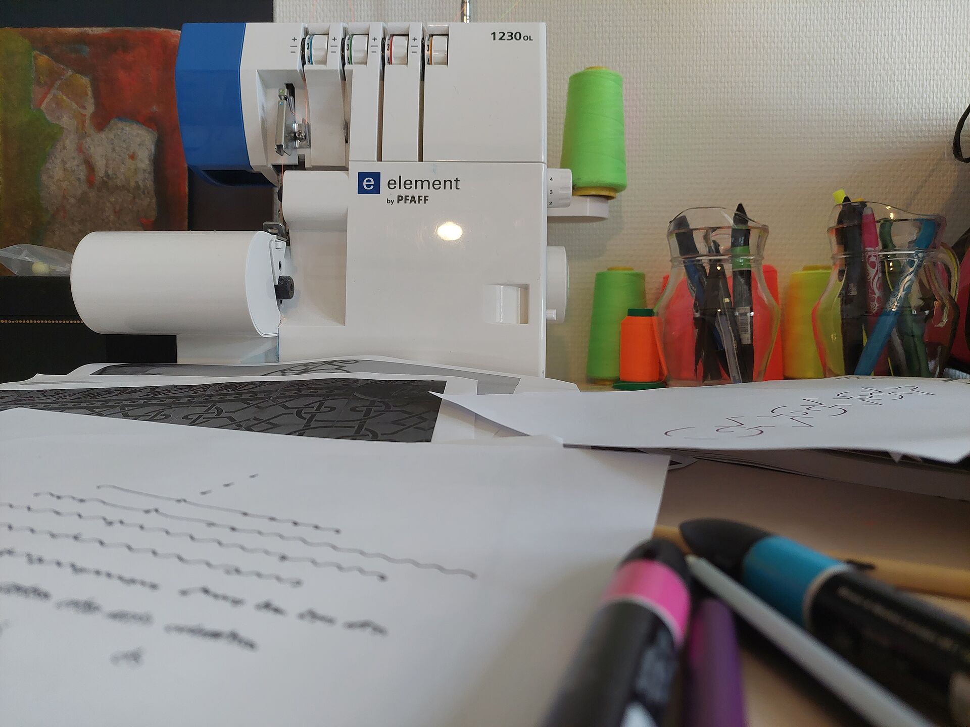 photo de la table de travail d'Agathe Mercat, où l'on voit la brodeuse numérique avec laquelle elle travaille