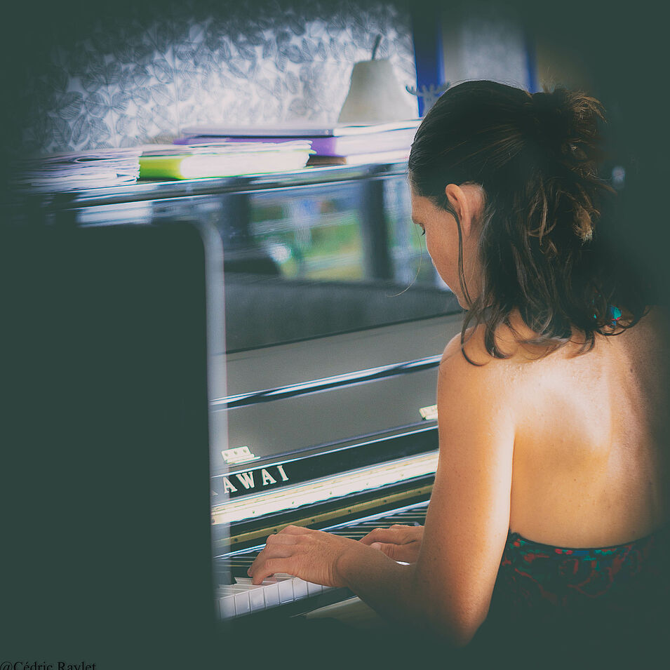 Femme de dos jouant du piano.