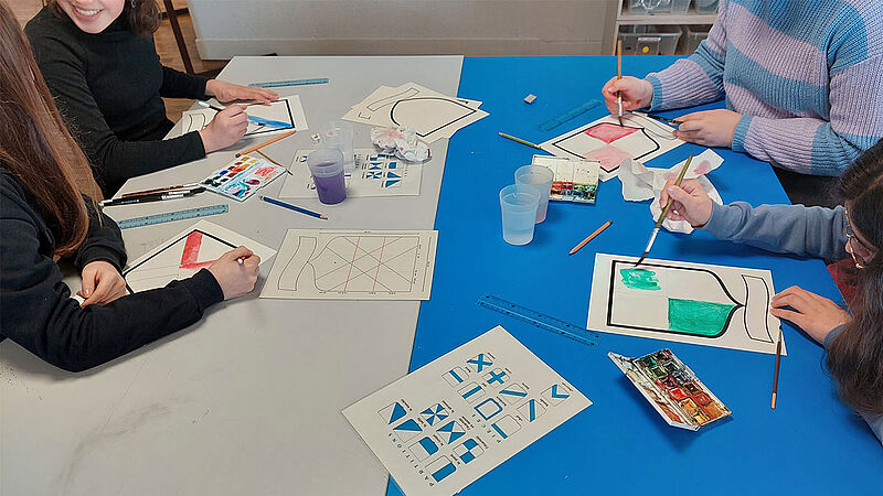 Adolescents en groupe à peindre des blasons 