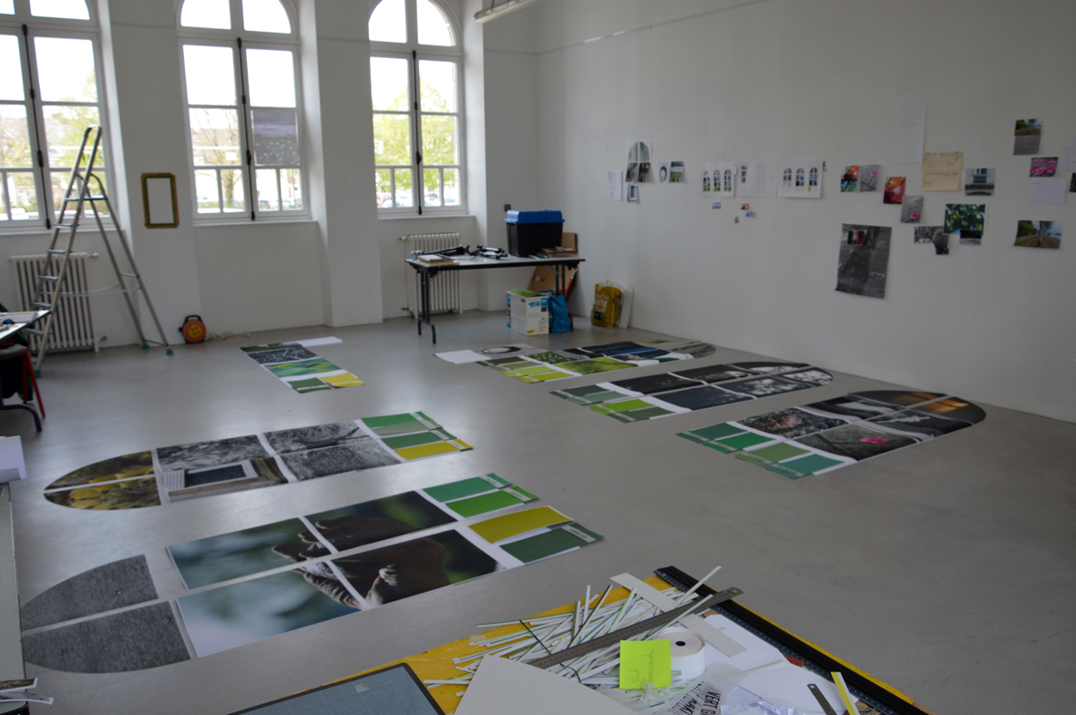 Atelier avec les supports visuels en cours de réalisation pour une exposition aux fenêtres des Bains Douches de Pontivy.